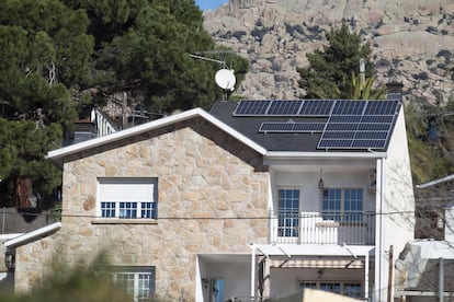 Una vivienda unifamiliar de Madrid con placas solares, este martes. 