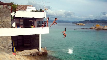 Refugio A Roiba, en Bueu (Pontevedra), por Ramón Vázquez Molezún.