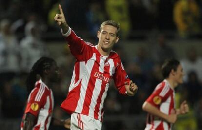 Crouch, del Stoke, celebra un gol.