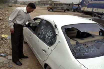 Un guardia de seguridad iraquí inspecciona el coche del vicegobernador de Bagdad.