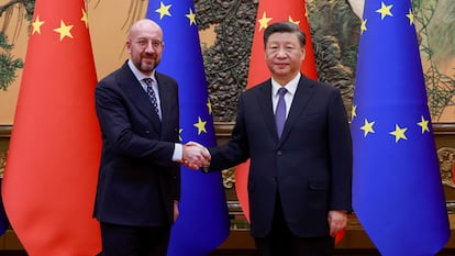 El líder chino, Xi Jinping, junto al presidente del Consejo, Charles Michel, el pasado diciembre en Pekín.