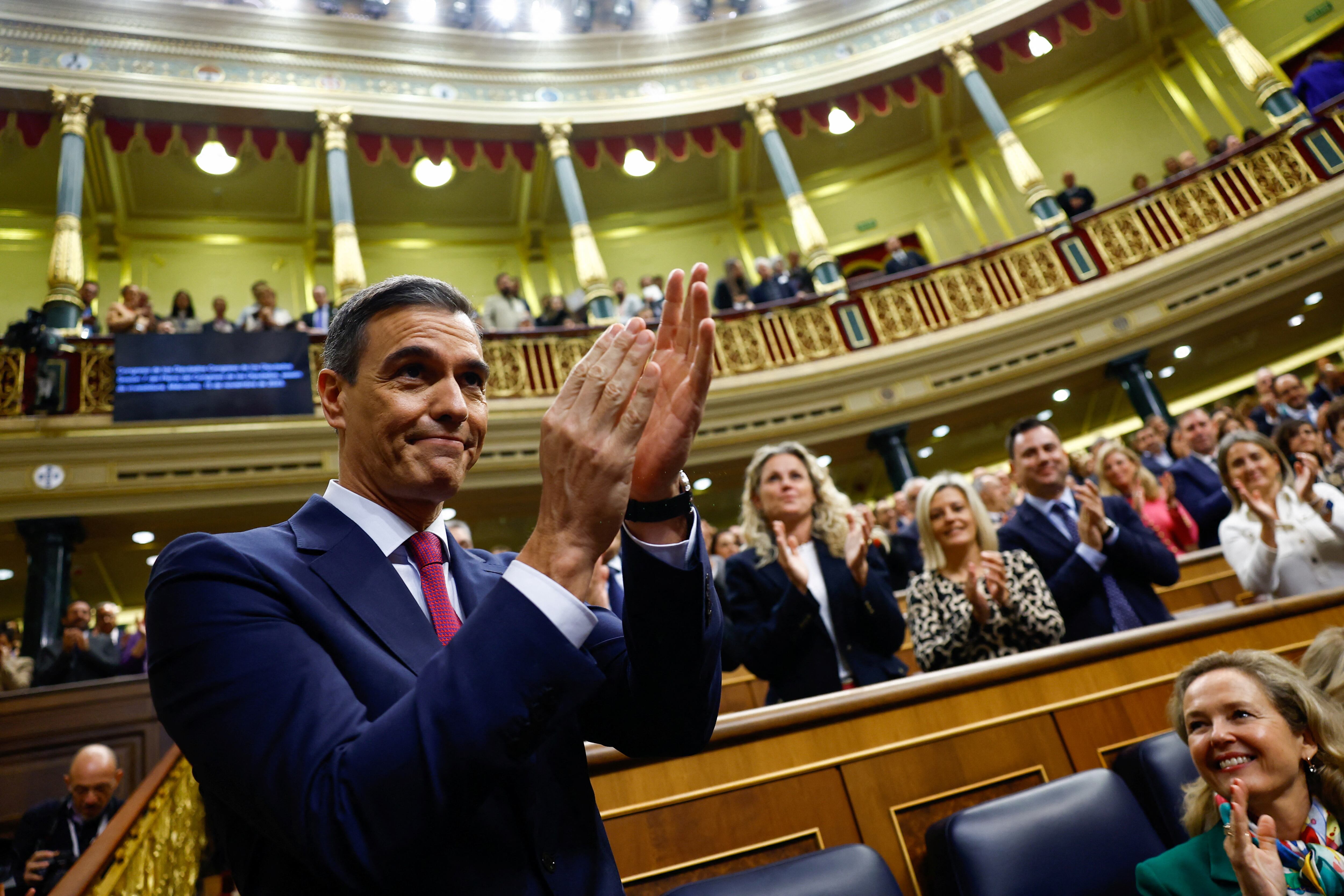 Sánchez aplaude a sus compañeros de bancada a su llegada al hemiciclo. 