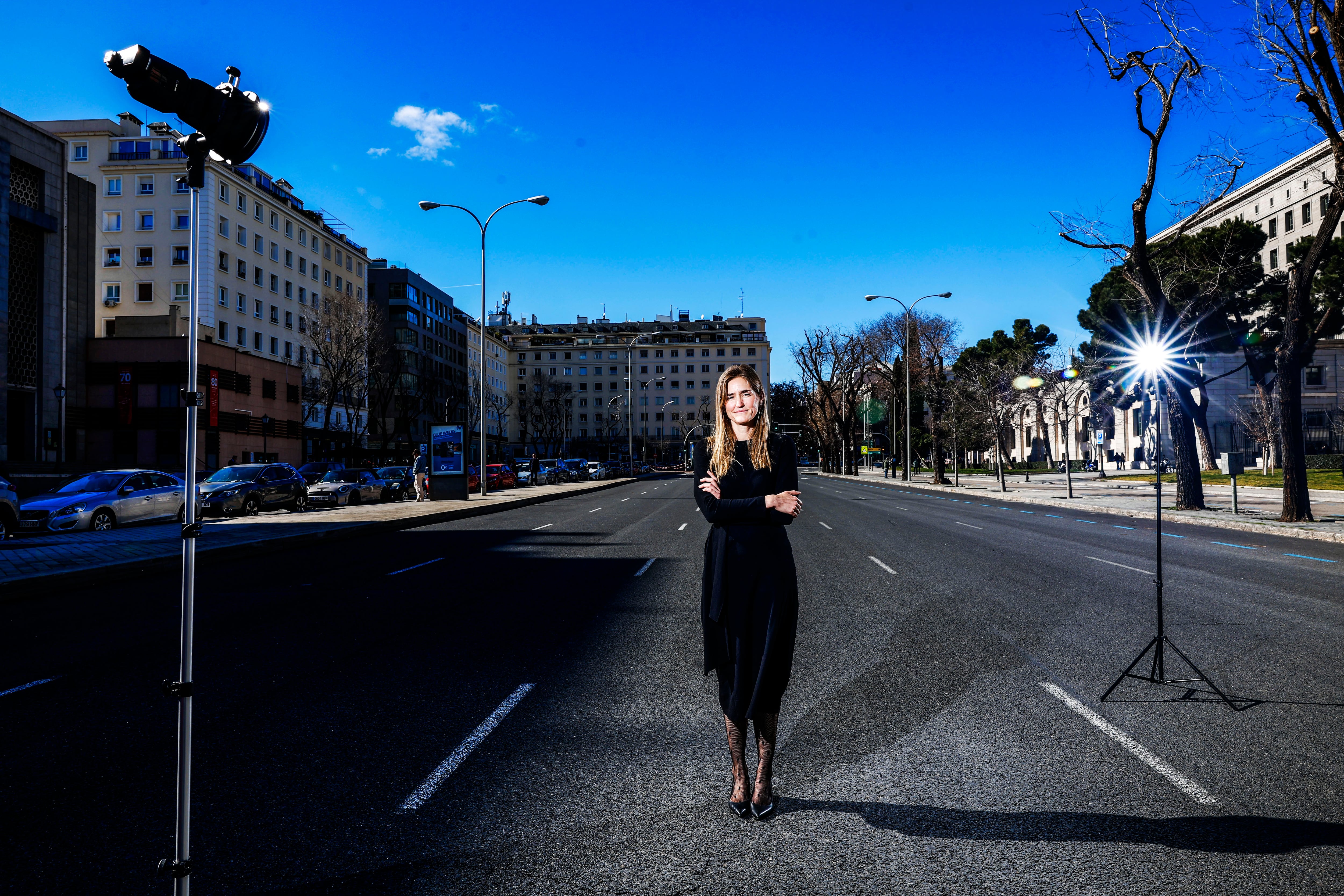 La vicepresidenta Sara Aagesen, el miércoles en la calle, cortada por obras, frente a la sede del Ministerio para la Transición Ecológica, en Madrid.