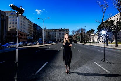 La vicepresidenta Sara Aagesen, el miércoles en la calle, cortada por obras, frente a la sede del Ministerio para la Transición Ecológica, en Madrid.