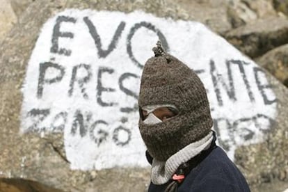 Un minero boliviano pasa por delante de una pintada de apoyo a Evo Morales, cerca de Potosí.