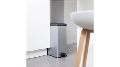 Cubo de basura sobre fondo blanco.