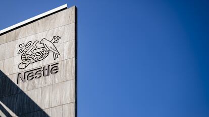 El logotipo de Nestlé en la sede de la compañía en Vevey, Suiza.