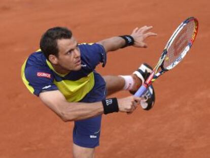 Isner devuelve una pelota ante Mathieu.