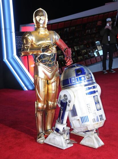 C-3PO y R2-D2 en el preestreno de esta nueva película de la saga 'Star Wars'.