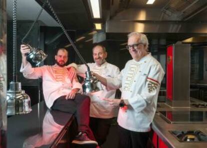 Sergio Sanz, Miker Sorazu y Xabier Guitérrez, en las cocinas de Ramses.