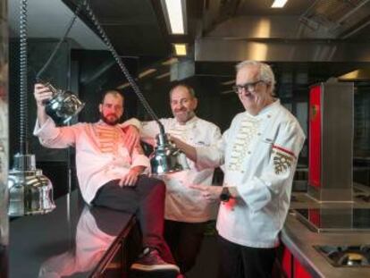 Sergio Sanz, Miker Sorazu y Xabier Guitérrez, en las cocinas de Ramses.