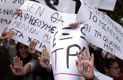 Estudiantes con pancartas han recorrido las calles de Nicosia (Chipre) durante la protesta por las condiciones del rescate pactado con Bruselas.