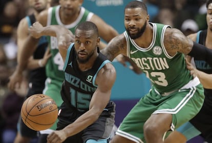 Kemba Walker, perseguido por Marcus Morris.