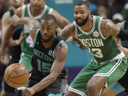 Kemba Walker, perseguido por Marcus Morris.