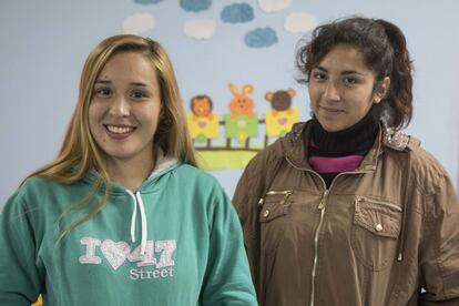 Lucía González, de 17 años, (a la izquierda) estudia tercero de secundaria y es madre de Lionel, de un año y seis meses, al que tuvo cuando ella todavía tenía 15. Lucrecia Villada, de 16, (a la derecha) es estudiante de primero. Su hijo se llama Maxi y nació hace un año y ocho meses.