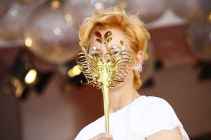 La actriz británica Tilda Swinton posa para los medios a su llegada a la ceremonia de apertura y proyección de 'Lacci' en el Festival Internacional de Cine de Venecia (Italia).