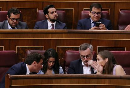 Miembros de Ciudadanos conversan durante el discurso de Pedro Sánchez.