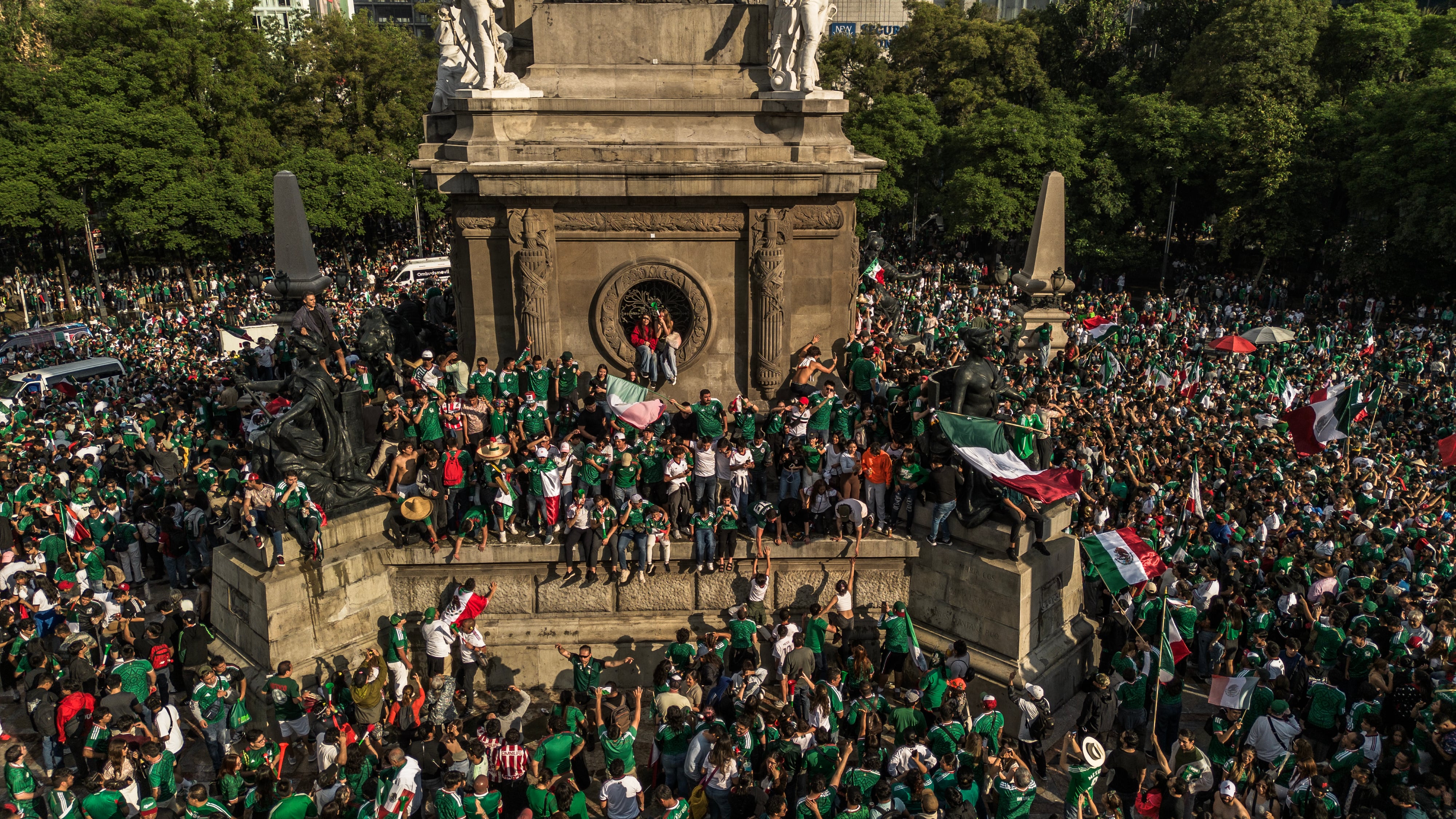 Miles de personas festejan en el Ángel de la Independencia, este jueves.