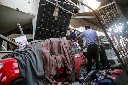 Palestinos observan los daños producidos por el bombardeo de una escuela en el barrio de AL Daraj, en Gaza, este sábado.