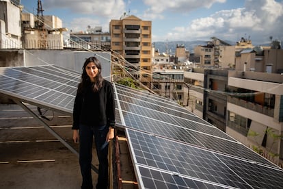 Joseé-Kim Arbajian, junto a las placas solares que alimentan su casa, en el barrio beirutí de Ras Al Nabaa.