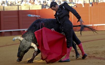 Jos&eacute; Mar&iacute;a Manzanares, con el primer toro de su tarde.