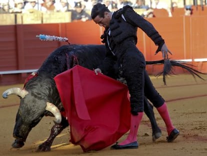 Jos&eacute; Mar&iacute;a Manzanares, con el primer toro de su tarde.