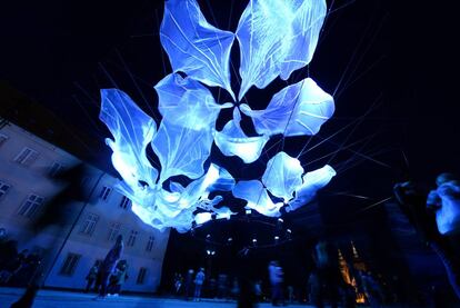 Instalación lumínica en una calle de Zagreb (Croacia).