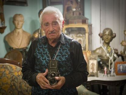 El fotògraf Eugeni Forcano a casa seva.