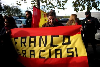 Una de las banderas con el lema "Franco Gracias", que portan miembros de la asociación en defensa del Valle de los Caídos.