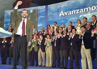 Rajoy saluda a los asistentes al acto de presentación de candidatos para las elecciones, celebrado hoy en Madrid.