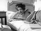 Jimi Hendrix posa en la cama de una habitación del hotel Drake en New York, en 1968.