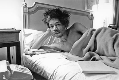 Jimi Hendrix posa en la cama de una habitación del hotel Drake en New York, en 1968.