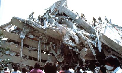 Labores de rescate en un edificio colapsado tras el terremoto de 1985 en la Ciudad de México.