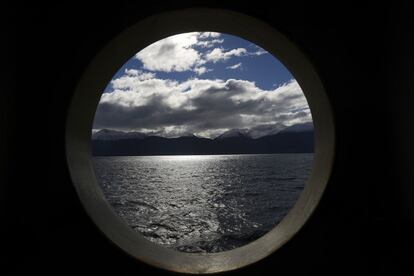 En estas aguas, desde las que se divisa la cordillera Darwin, en Argentina, navegaban y pescaban con sus canoas los yámanas. La imagen está tomada desde la embarcación 'Yagán', que una vez al mes hace el trayecto entre Puerto Williams y Puerto Toro, el pueblo más austral del mundo.