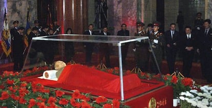 Imagen de la agencia estatal norcoreana, KCNA, que muestra el cad&aacute;ver del l&iacute;der de Corea del Norte, Kim Jong-il, cuyo f&eacute;retro reposa en el palacio de Kumsusan, a las afueras de Pyongyang.