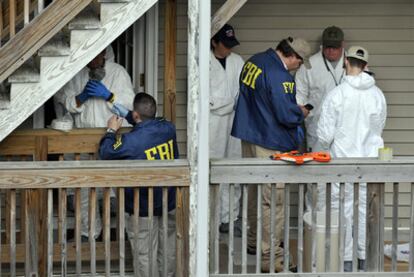 Agentes del FBI inspeccionan la casa donde vivía Faisal Shahzad en Bridgeport, la mayor ciudad de Connecticut.