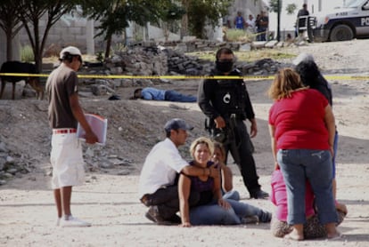 Los familiares de cuatro jóvenes tiroteados el domingo en Ciudad Juárez llegan al lugar del asesinato, acordonado por la policía.