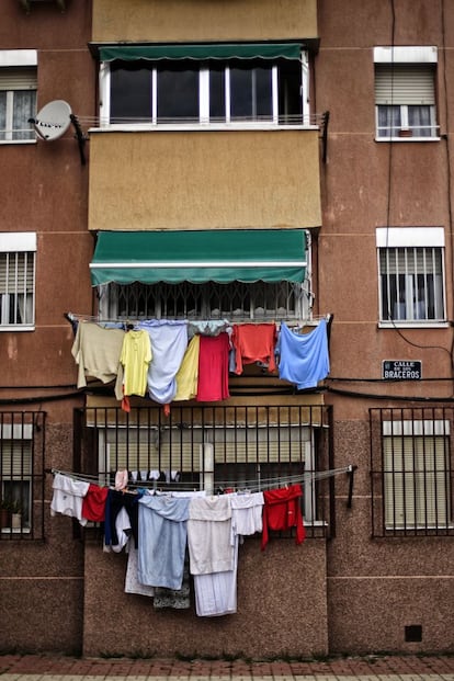 En la calle de los Braceros la ropa se sigue tendiendo en las terrazas de las viviendas. En sus origenes, los vecinos habitaban viviendas diminutas, con una dudosa factura en su construcción y deficientemente dotada de servicios.