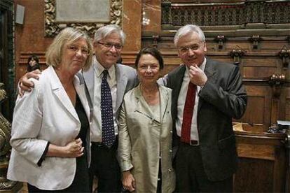 Los concejales quer ayer dejaron el Ayuntamiento, junto al alcalde. A la derecha a izquierda, Ferran Mascarell, Marina Subirats, Joan Clos  y Núria Carrera.