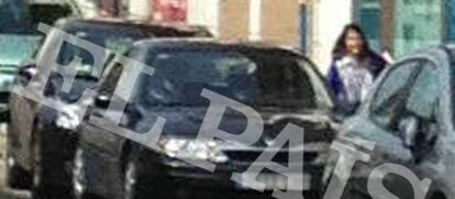 Elena Biurrún entra en su coche oficial.