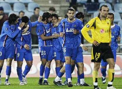 Los jugadores del Getafe celebran el primer gol ante el AEK