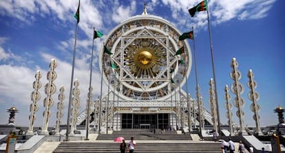 Edificio de mármol en la capital de Turkmenistán.