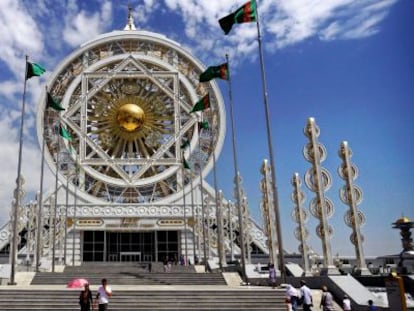 Edificio de mármol en la capital de Turkmenistán.