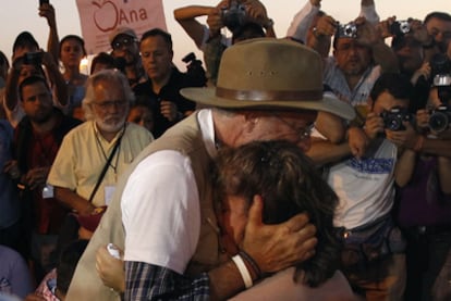 Abrazo del poeta Javier Sicilia a Luz María Dávila, ambos con hijos asesinados en México.