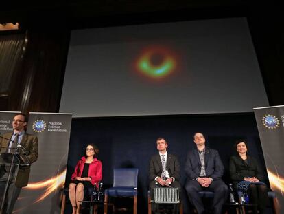 Imagen de la rueda de prensa celebrada hoy en Washington para dar a conocer la primera imagen de un agujero negro.