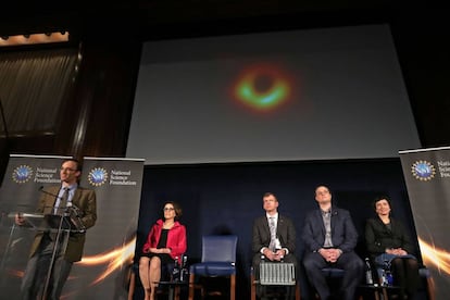 Imagen de la rueda de prensa celebrada hoy en Washington para dar a conocer la primera imagen de un agujero negro.