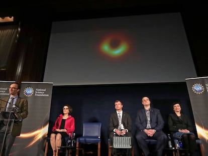 Imagen de la rueda de prensa celebrada hoy en Washington para dar a conocer la primera imagen de un agujero negro.