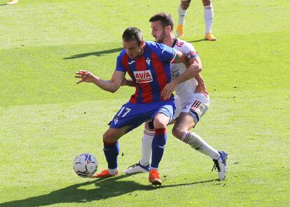 El delantero del Eibar Quique García protege un balón ante Oier, defensa del Osasuna, el pasado domingo en Ipurua.