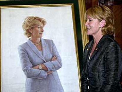 Esperanza Aguirre frente a su retrato.