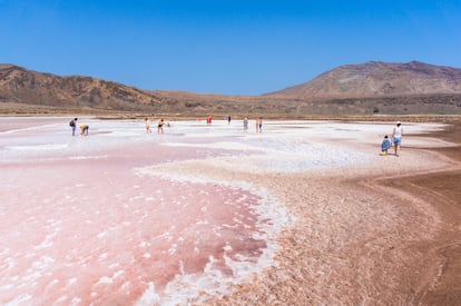 Sal (Cabo Verde). A 500 kilómetros de la costa occidental de África, las islas de Cabo Verde emergen del Atlántico. Es el país más occidentalizado del continente, con una media más alta en cuanto a habitantes ricos y alfabetizados que el resto de países. Sus 10 islas grandes (tiene otras pocas pequeñas) poseen grandes alicientes. En Santo Antão, escarpadas cumbres ocultan profundos valles verdes con flores y caña de azúcar, escenario para un senderismo épico. En São Vicente,
la capital cultural, la ciudad de Mindelo vibra con sus bares y clubes musicales. En Boa Vista, Sal y Maio, las etéreas dunas blancas se funden con el mar añil en playas vírgenes de arena fina. Si a ello se suma el constante ritmo de la música por la que Cabo Verde es célebre, y la famosa ‘morabeza’ (hospitalidad en criollo) de su gente, es fácil entender por qué muchos vienen y nunca se van. La isla más popular es Sal, donde no faltan las playas doradas. Recibe su nombre de su antiguo comercio de sal y se puede ir a ver las salinas (en la imagen), fuera de funcionamiento desde finales de los años ochenta. La ciudad principal es Santa María, que tiene una larga playa y muchos restaurantes y bares para probar.